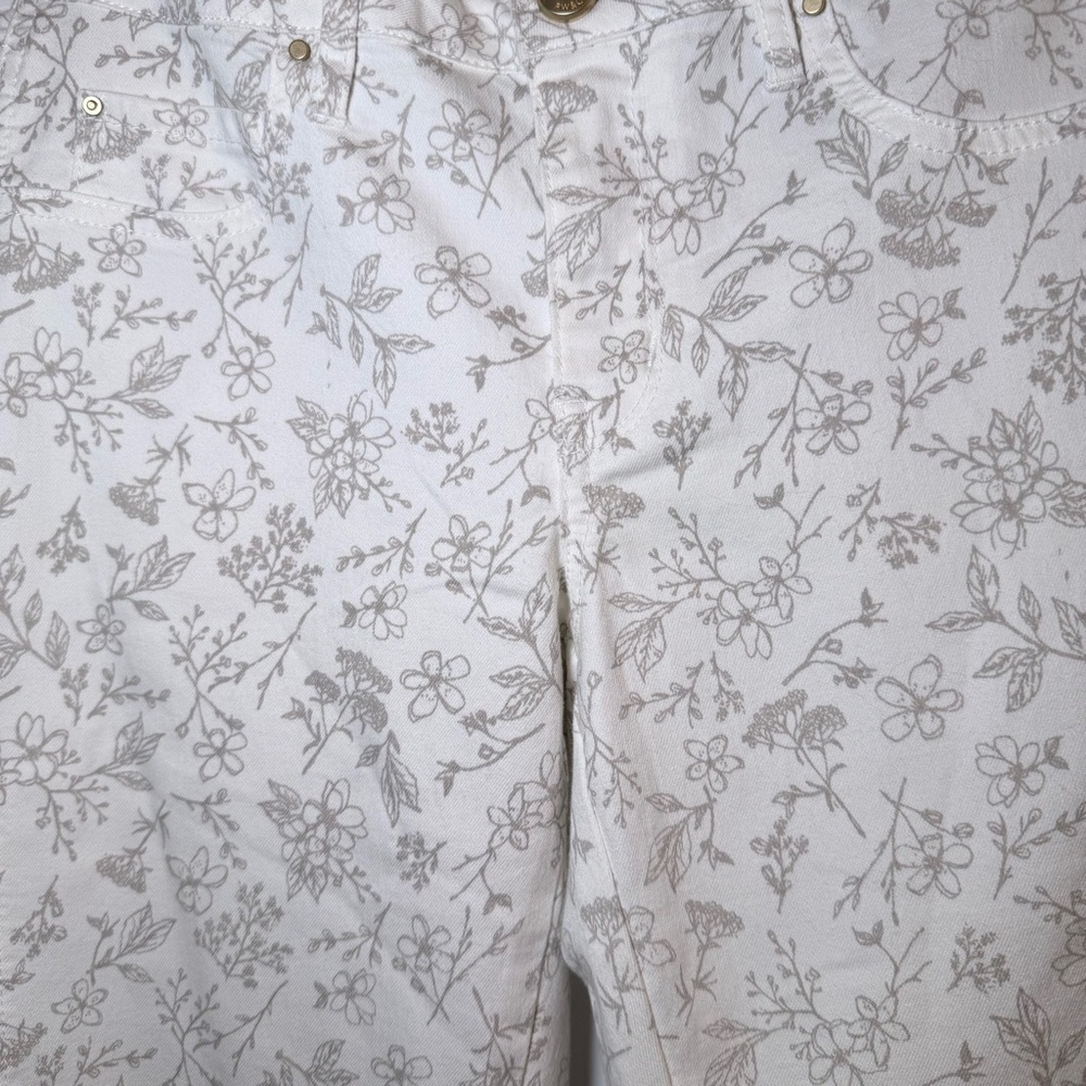 White Floral Cropped Pants - Women - Picture 3 of 9
